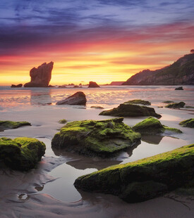 海边日落时的礁石美景