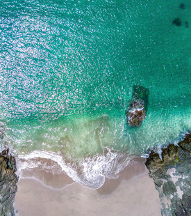 俯瞰碧海白沙与礁石