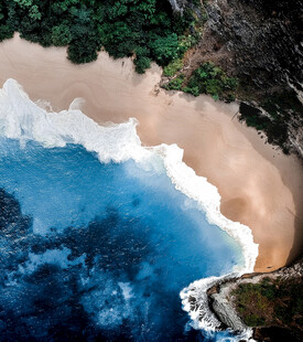 俯瞰蔚蓝海岸与沙滩美景