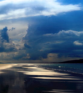 海边暮色下的壮丽云层景观