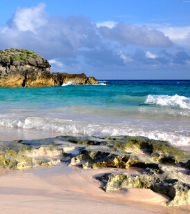 美丽海滨风光海浪拍沙滩