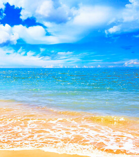 美丽海滩蔚蓝大海与蓝天