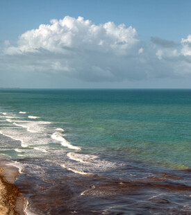 海边美景海浪与蓝天相映