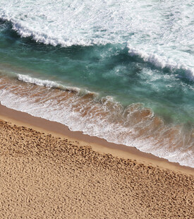 海边沙滩与翻涌的海浪