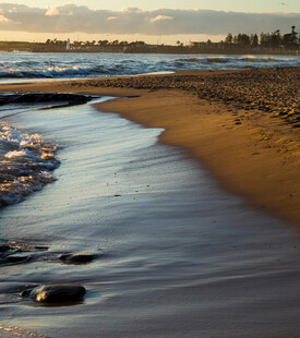 夕阳下的宁静海滩