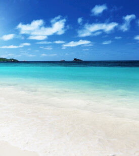 美丽海滩与湛蓝海洋风光