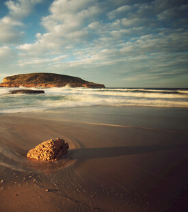 海滩孤石与远方海景