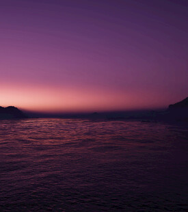 紫色霞光下的静谧海面