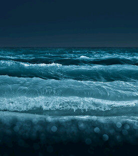 夜海翻涌的蓝色波浪