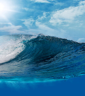 蓝色海浪翻涌的壮阔瞬间