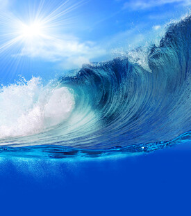 汹涌海浪与灿烂阳光景象