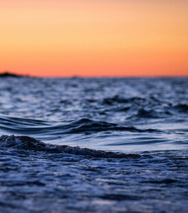 海边日落时分的翻涌海浪