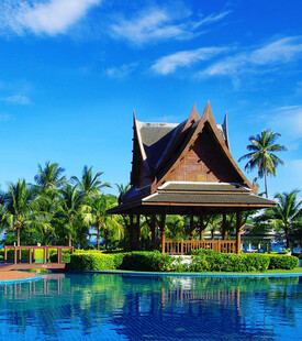 热带风情泳池边的特色凉亭