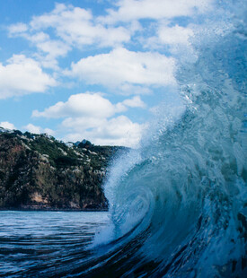 汹涌海浪与蓝天绿树美景