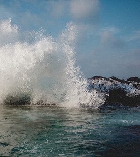 海浪拍打礁石的壮观景象