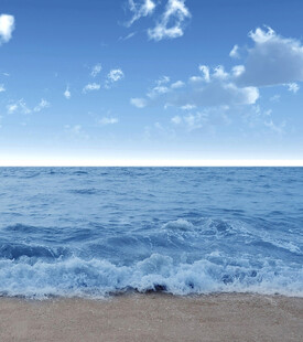 海边美景蔚蓝大海与蓝天
