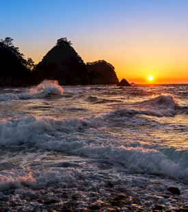 海边日落时的汹涌海浪