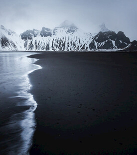 海边雪景静谧的自然之美