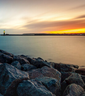 海边日落时的礁石美景