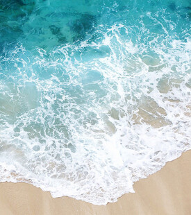 海浪轻拍沙滩的美丽瞬间