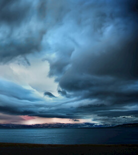 乌云笼罩下的壮丽天际
