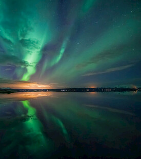 极光映照下的静谧湖面