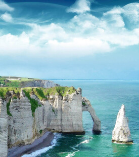 壮观海岸悬崖与海中岩拱