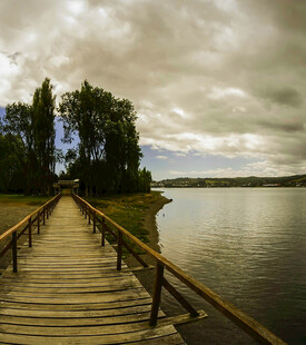 湖畔木栈道静谧自然景