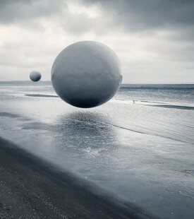 悬浮于海滩的神秘巨球