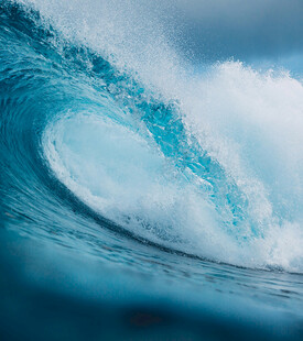 汹涌海浪展现海洋磅礴力量