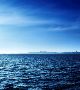 广阔蔚蓝大海与天际线