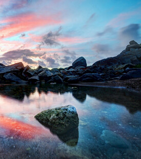 湖畔晚霞中的静谧石头