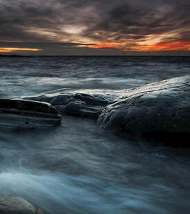 海边日落时的礁石与海浪