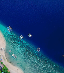 美丽海岛海景与停泊船只