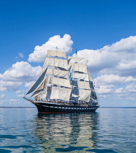 海上航行的古典帆船