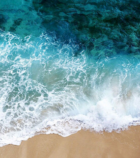 海浪拍打沙滩的美丽瞬间