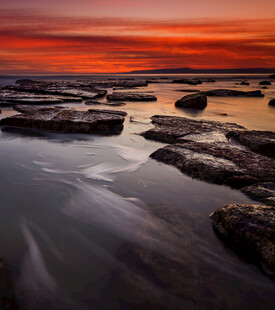 日落时分的海边礁石美景
