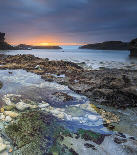 海边日落时的礁石景观