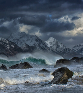 狂风暴雨下的海边壮丽景象