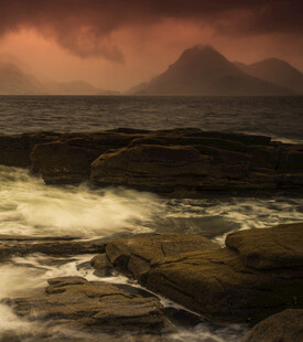 黄昏海岸海浪拍击嶙峋礁石