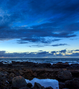 海边黄昏礁石与壮丽天空