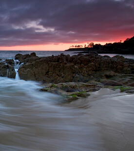 海边日落时的礁石与海浪