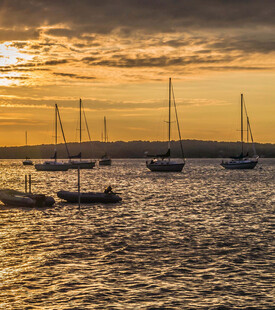 夕阳下的海面与停泊帆船
