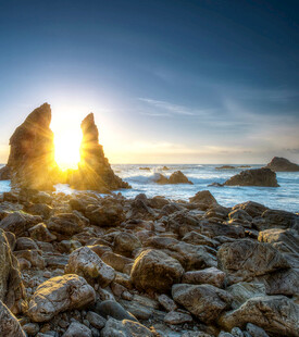 海边日出时的嶙峋礁石
