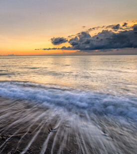 海边日落时分的海浪美景