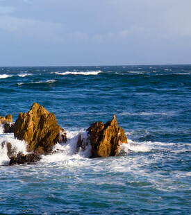 海浪拍击礁石的壮阔海景