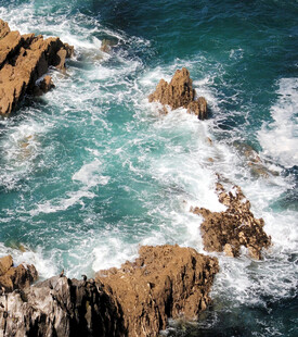 海浪拍打礁石的壮阔景象