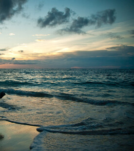海边日落时分的海浪美景