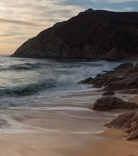 黄昏下的海边沙滩与山峦