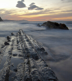 海边日落礁石上的梦幻光影